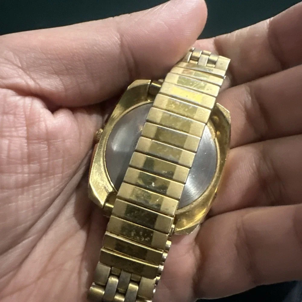 Works Vintage 1970's Timex Electric Mens Watch Quartz Gold Tone 38mm Cushion 7.5
